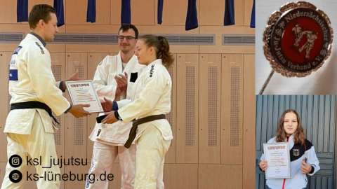 Henriette Habermann (rechts) nimmt ihre Ehrennadel von Landestrainern Niklas Martin (mitte) und Rene Worien (links) entgegen.